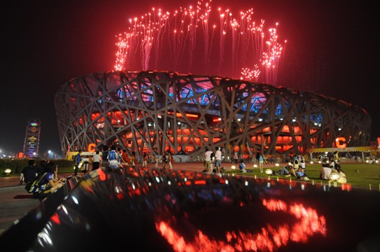 Display of fireworks above the Bird&apos;s Nest. The Beijing 2008 Olympic Games is a grand celebration of sport, peace and friendship, said chief organizer Liu Qi at the closing ceremony of the Games held in the National Stadium in north Beijing on August 24. [Xinhua]