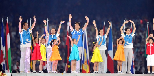 Representatives of different countries enter the field at the closing ceremony of Beijing Olympics. [Xinhua]