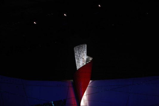 Fire extinguishes at the main cauldron. The 16-day long Beijing Olympics eventually conclude on the night of August 24. [Xinhua]