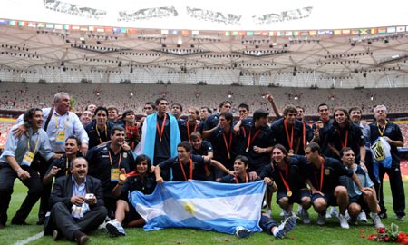 Argentinian football players pose for group photo at the awarding ceremony of the men's football event of Beijing 2008 Olympic Games in the National Stadium, known as the Bird's Nest, in Beijing, China, Aug. 23, 2008. Argentina claimed the title in this event. 