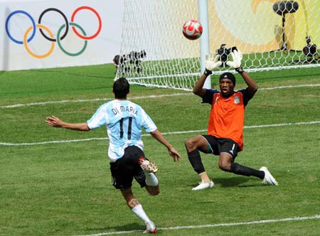  Angel Di Maria (#11) of Argentina makes a goal during the men's gold match of football event between Nigeria and Argentina at Beijing 2008 Olympic Games in the National Stadium, known as the Bird's Nest, in Beijing, China, Aug. 23, 2008. (Xinhua/Li Gang) 