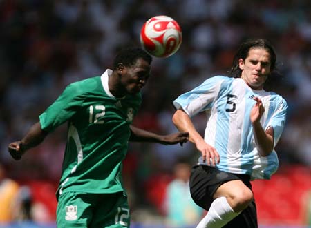 Fernando Gago (#5) of Argentina vies for the ball with Ebenezer Ajilore (#12) of Nigeria during the men's gold match of football event between Nigeria and Argentina at Beijing 2008 Olympic Games in the National Stadium, known as the Bird's Nest, in Beijing, China, Aug. 23, 2008. Argentina won the match and claimed the title of the event. (Xinhua/Lu Mingxiang) 