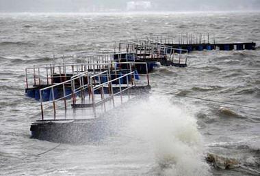 A float bridge is damaged by the gale at Dayawan sea area in Shenzhen, south China's Guangdong Province, Aug. 22, 2008. [Xinhua]
