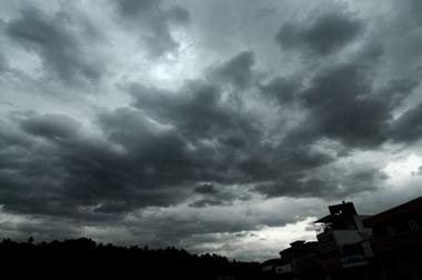 Heavy clouds are seen over the skyline in Zhuhai, south China's Guangdong Province, Aug. 22, 2008.[Xinhua]