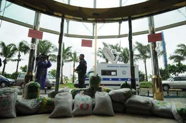 Earthbags are placed to fix the glass gate of a hotel in Zhuhai, south China's Guangdong Province, as Typhoon Nuri made landfall in Nanlang Township, Zhongshan City, southern Guangdong, Aug. 22, 2008.[Xinhua]