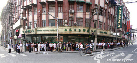 Stamp collectors line up in front of the Shanghai Philatelic Corporation for a four-stamp set marking the closing day of the Beijing Olympics on August 24, 2008. A total of 800 sets were sold within 20 minutes, Eastday.com reports. [Photo: sh.eastday.com] 