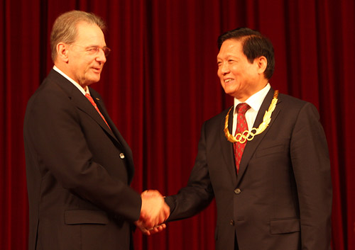 The President of the BOCOG, Liu Qi, received the Olympic Order in Gold on Monday from the hands of IOC President Jacques Rogge. 