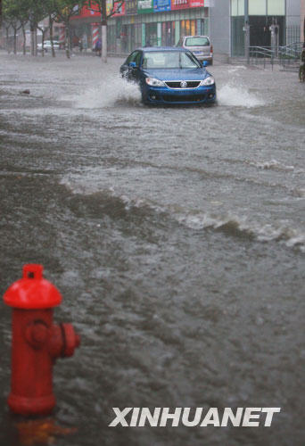 Roads flooded as downpours drench Shanghai on August 25, 2008.[Xinhua]
