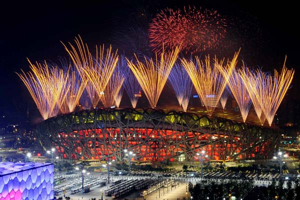 Photo taken on Aug. 24, 2008 shows the fireworks of the Beijing 2008 Olympic Games closing ceremony in the National Stadium, or the Bird's Nest, Beijing, capital of China. The closing ceremony began at 8 p.m. sharp on Sunday. (Xinhua/Chen Kai) 