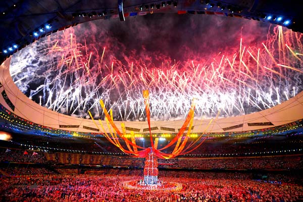Photo taken on Aug. 24, 2008 shows the performance and fireworks during the Beijing 2008 Olympic Games closing ceremony in the National Stadium, or the Bird's Nest, in Beijing, capital of China. (Xinhua/Li Ziheng) 