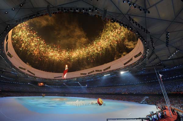 Photo taken on Aug. 24, 2008 shows the scene of the Beijing 2008 Olympic Games closing ceremony in the National Stadium, or the Bird's Nest, Beijing, capital of China. The closing ceremony began at 8 p.m. sharp on Sunday. (Xinhua/Yang Lei)