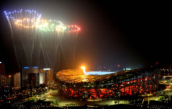 Photo taken on Aug. 24, 2008 shows the colorful fireworks representing the Olympic rings at the Beijing 2008 Olympic Games closing ceremony in the National Stadium, or the Bird's Nest, Beijing, capital of China. The closing ceremony began at 8 p.m. sharp on Sunday. (Xinhua/Li Gang)