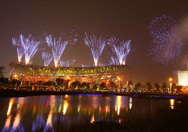 Photo taken on Aug. 24, 2008 shows the fireworks of the Beijing 2008 Olympic Games closing ceremony in the National Stadium, or the Bird's Nest, Beijing, capital of China. (Xinhua/Gong Bing)