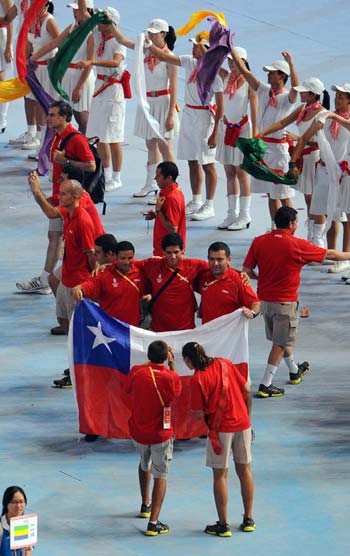 Some members of Chile Olympic delegation take photos at the Beijing 2008 Olympic Games closing ceremony in Beijing, capital of China, on Aug. 24, 2008. (Xinhua/Guo Dayue) 