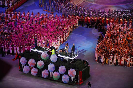 Photo taken on Aug. 24, 2008 shows the eight-minute performance prepared by London, host city of the next summer Olympic Games in 2012, in the National Stadium, or the Bird's Nest, Beijing, capital of China. (Xinhua/Guo Dayue)