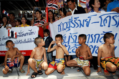 People attend a welcoming ceremony for members of the Olympic Delegation of Thailand upon their arrival at the Bangkok International Airport in Bangkok, capital of Thailand, Aug. 25, 2008. The Thailand delegation claimed 2 golds and 2 silvers, ranking 31st at the gold medal standings of the Beijing Olympics. (Xinhua/Ling Shuo)