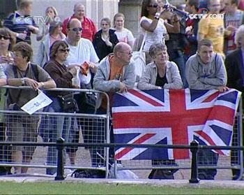 About 40,000 flag-waving people gathered in front of Buckingham Palace for celebrating.