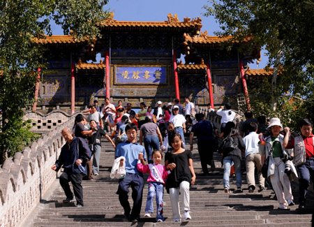 Tourists visit the Wutai Mountain in north China&apos;s Shanxi Province, Aug. 24, 2008. [Xinhua Photo]