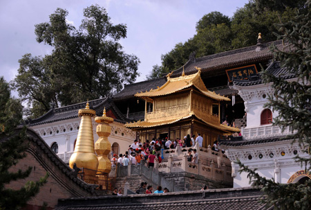 Tourists visit a Buddhist temple on the Wutai Mountain in north China&apos;s Shanxi Province, Aug. 24, 2008. [Xinhua Photo]