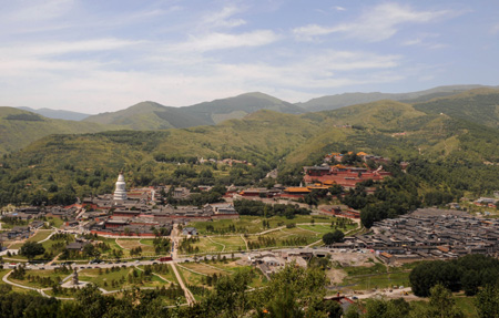 Photo taken on Aug. 24, 2008 shows Buddhist temples on the Wutai Mountain in north China&apos;s Shanxi Province. [Xinhua Photo]