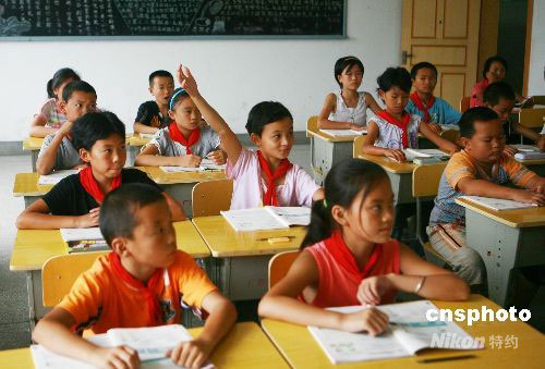 In the picture, 380 students from the Yinxing Primary School of Wenchuan County, Sichuan Province, which was hit by the earthquake on May 12, has resumed classes in Danleng County since August 25.