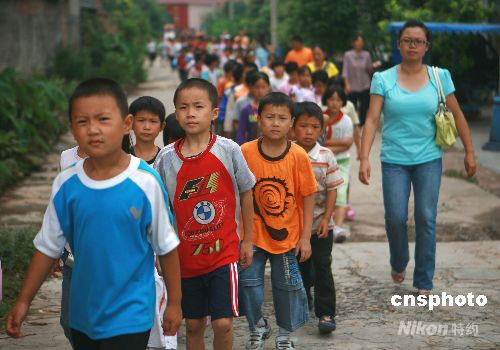 About 380 primary school students from the Yinxing Primary School and the Qipangou Primary School, both in Wenchuan County of Sichuan Province which was hit by the earthquake on May 12, have resumed classes in Danleng County since August 25.