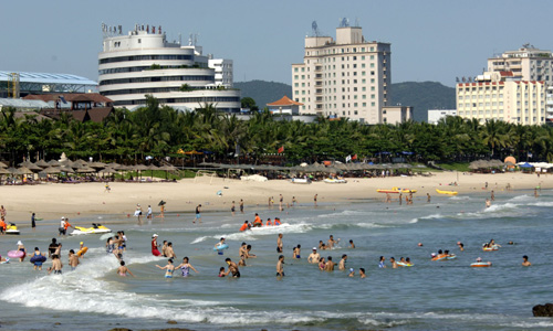 Tourists enjoy themselves on the Dadonghai Beach in Sanya City, south China&apos;s Hainan Province, Aug. 25, 2008. Beautiful scenery and agreeable weather in the island province is attracting increasingly more tourists after the Beijing Olympic Games. (Xinhua Photo/Zhao Yingquan)