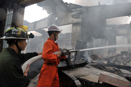 Firefighters try to put out the fire at the exploded chemical plant on the outskirts of Yizhou City, southwest China's Guangxi Zhuang Autonomous Region, Aug. 26, 2008. [Xinhua]