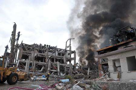 Smoke rises as rescue operation goes on at the exploded chemical plant on the outskirts of Yizhou City, southwest China's Guangxi Zhuang Autonomous Region, Aug. 26, 2008. [Xinhua] 