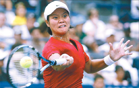 Li Na of China returns a shot from Shahar Peer of Israel during their match at the US Open tennis tournament in Flushing Meadows, New York on Monday. Li defeated the 24th seed 2-6, 6-0, 6-1.