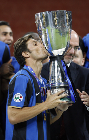 Inter Milan's Javier Zanetti kisses the trophy after defeating AS Roma in the Italian Super Cup soccer match at the San Siro Stadium in Milan, northern Italy August 24, 2008.