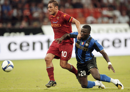 AS Roma's Francesco Totti (L) and Inter Milan's Sulley Muntari fight for the ball during their Italian Supercup soccer match at the San Siro Stadium in Milan, northern Italy August 24, 2008.