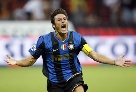 Inter Milan's Javier Zanetti celebrates after scoring a penalty against AS Roma during their Italian Supercup soccer match at the San Siro Stadium in Milan, northern Italy August 24, 2008.