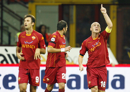 AS Roma's Daniele De Rossi (R) celebrates after scoring against Inter Milan during their Italian Supercup soccer match at the San Siro Stadium in Milan, northern Italy August 24, 2008.
