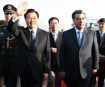 Chinese President Hu Jintao (L Front) waves to people as Tajik President Emomali Rakhmon (R Front) greets him at the airport in Tajikistan&apos;s capital Dushanbe Aug. 26, 2008. Chinese President Hu Jintao arrived in Dushanbe on Aug. 26 for a state visit and to attend the 8th Shanghai Cooperation Organization (SCO) summit, scheduled for Aug. 28. (Xinhua/Ju Peng) 