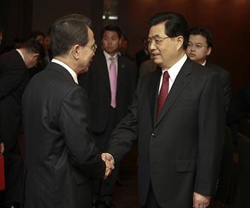 Chinese President Hu Jintao (R Front) shakes hands with South Korean Prime Minister Han Seung Soo during their meeting in Seoul, capital of South Korea, Aug. 26, 2008. (Xinhua/Ju Peng) 