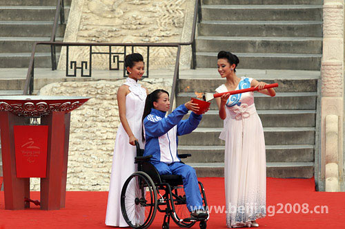 Photo: Lighting the urn