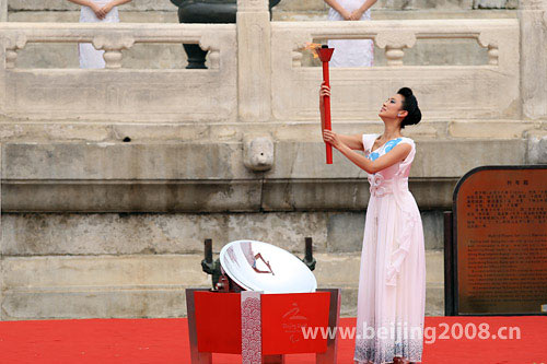 Photo: Torch emissary Jiang Xintian tranfers the flame