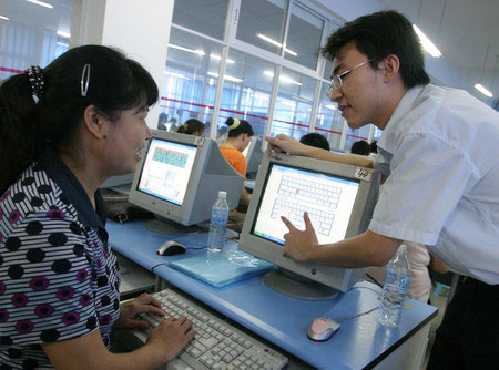 Rural people from the town of Huayan in Chongqing municipality learn computer skills in order to improve their job opportunities. [Photo: China Daily]