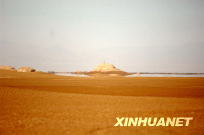 This photo, taken on August 25, shows a mirage emerging at the boundary of the Tsaidam desert in north-west China's Qinghai Province. A mirage is a naturally-occurring optical phenomenon, which creates the illusion of water. The spectacle is often seen in the desert. [Photo:Xinhuanet]