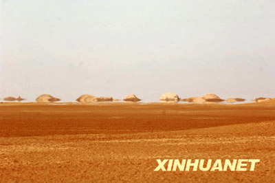 This photo, taken on August 25, shows a mirage emerging at the boundary of the Tsaidam desert in north-west China's Qinghai Province. A mirage is a naturally-occurring optical phenomenon, which creates the illusion of water. The spectacle is often seen in the desert. [Photo:Xinhuanet]