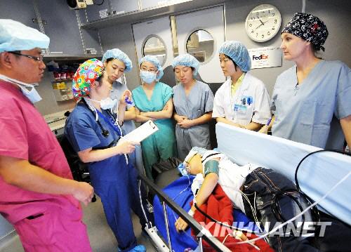 Medical staff on the 'Flying Eye Hospital' examine a patient who has just received eye surgery on Wednesday, August 27, 2008. [Photo: Xinhuanet]