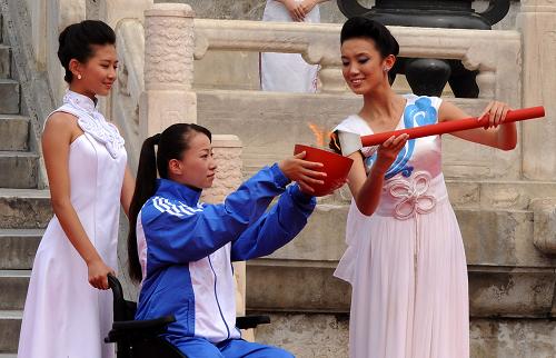 The flame is handed to Jin Jing.