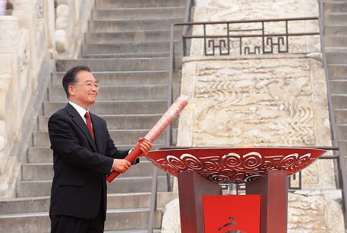 Premier Wen Jiabao lights the Beijing Paralympic flame.