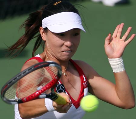 China's Zheng Jie plays a forehand against Spain's Anabel Medina Garrigues during the second round competition of women's singles at US Open tennis in New York, Aug. 27, 2008. Zheng Jie won the match 6-1, 6-4.