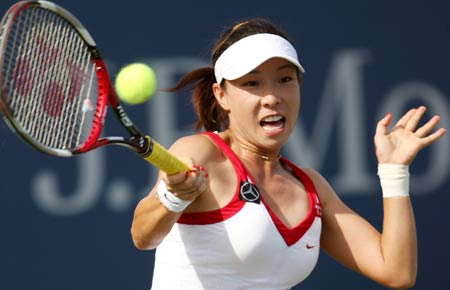 China's Zheng Jie plays a forehand against Spain's Anabel Medina Garrigues during the second round competition of women's singles at US Open tennis in New York, Aug. 27, 2008. Zheng Jie won the match 6-1, 6-4. 