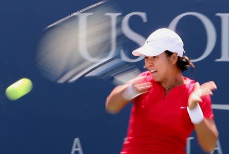 China's Li Na returns the ball against Sara Errani of Italy during the second round competition of women's singles at US Open tennis in New York, Aug. 27, 2008. Li Na won the match 4-6, 6-2, 6-0.