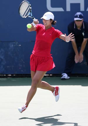 China's Li Na plays a forehand against Sara Errani of Italy during the second round competition of women's singles at US Open tennis in New York, Aug. 27, 2008. Li Na won the match 4-6, 6-2, 6-0. 