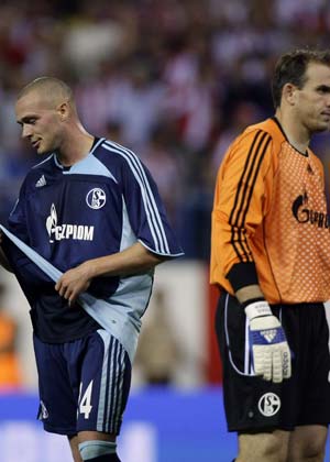 Schalke 04's Christian Pander (L) and goalkeeper Mathias Schober react during their Champions League third qualifying round, second leg soccer match against Atletico Madrid at the Vicente Calderon stadium in Madrid August 27, 2008.