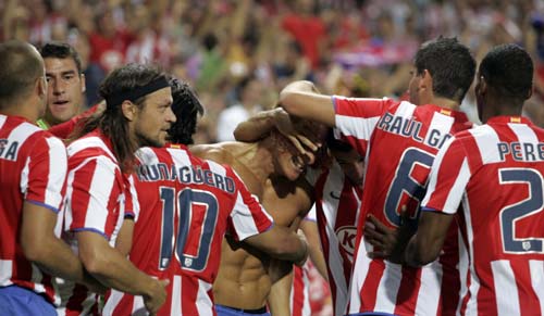 Atletico Madrid's Diego Forlan (C) celebrates scoring against Schalke 04 with teammates during their Champions League third qualifying round, second leg soccer match, at the Vicente Calderon stadium in Madrid August 27, 2008.